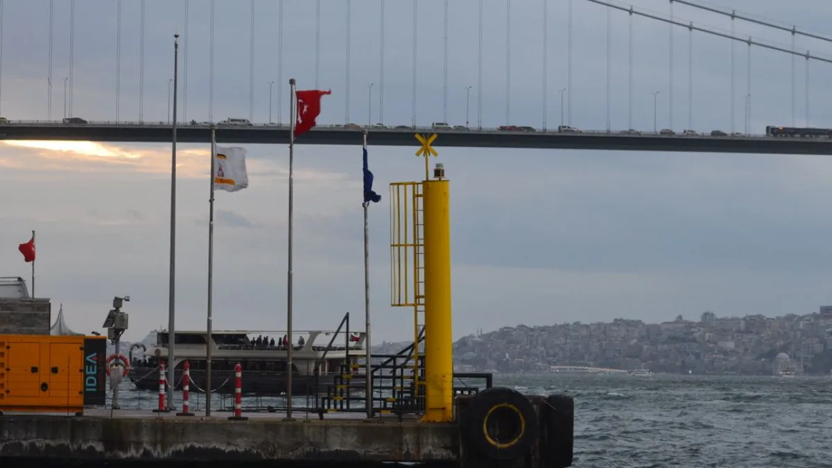 İstanbul Boğazı'ndaki köprüler 15 Temmuz için Türk bayrağıyla süslendi